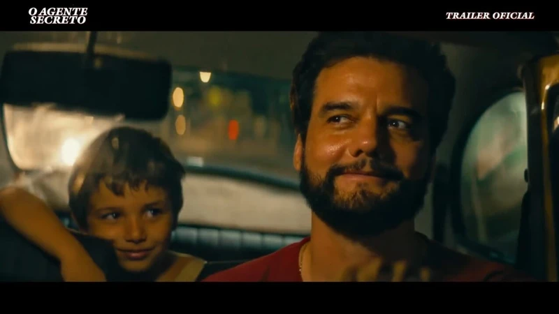 Wagner Moura rindo e criança em carro