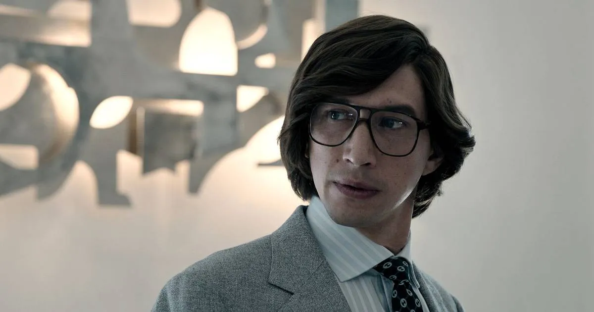 Adam Driver no filme Megalópoles