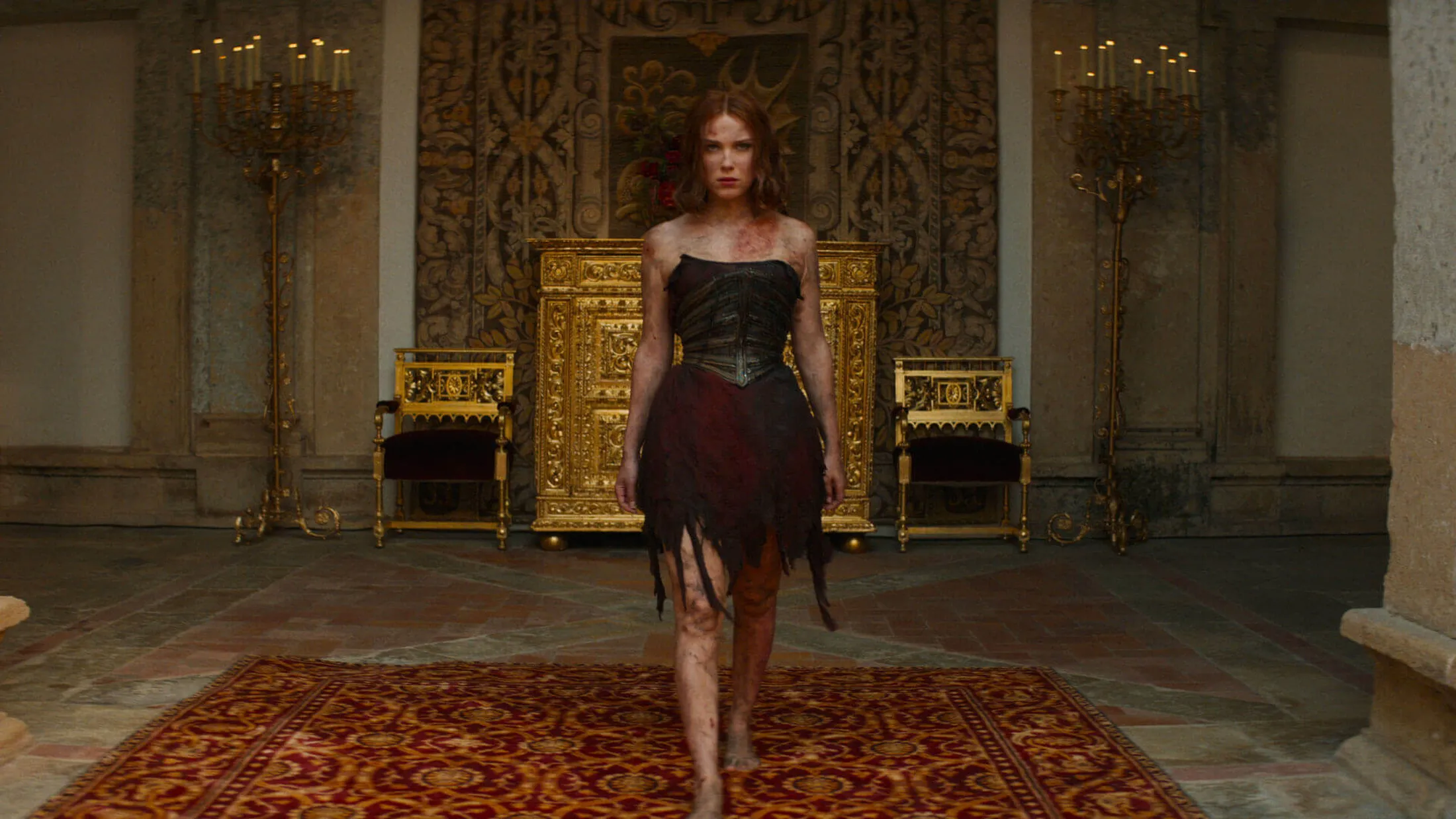 Elodie entrando no palácio aparentando estar furiosa