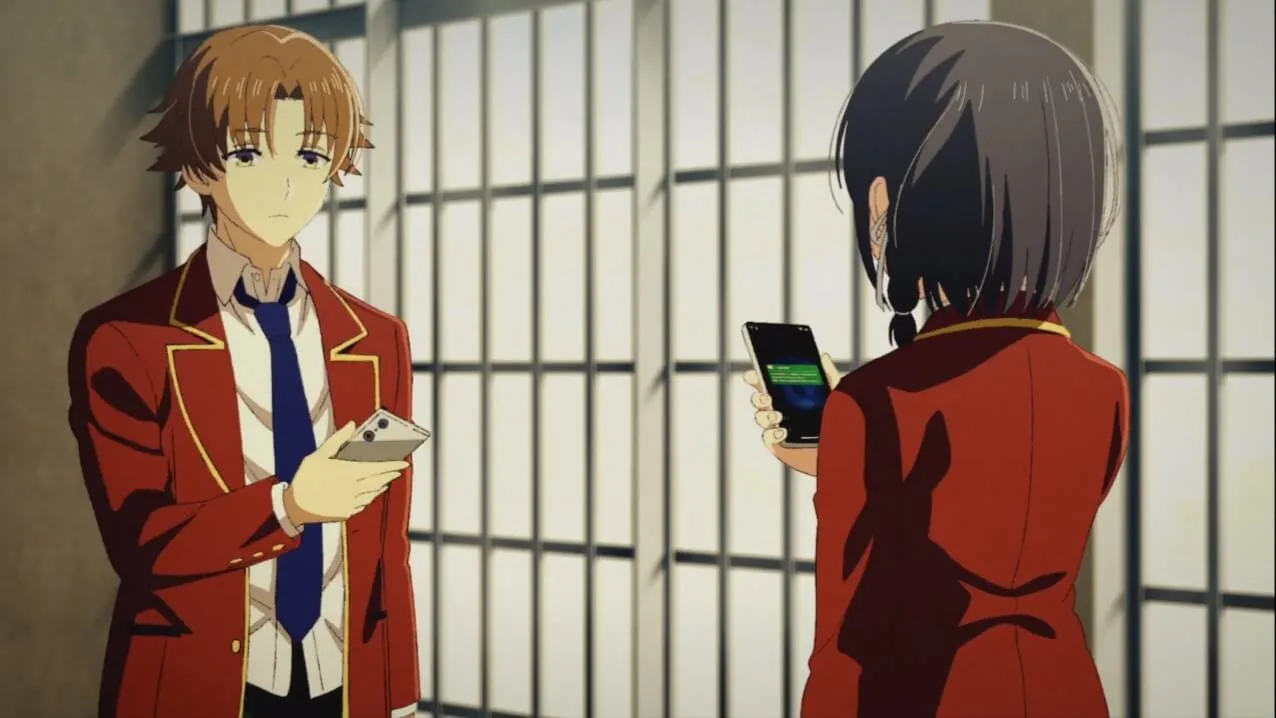 Ayanokoji e Horikita mexendo no celular um de frente para o outro