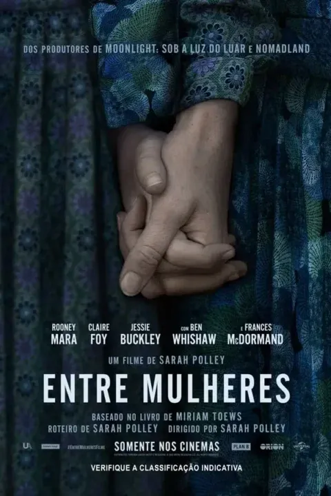 Mãos de duas mulheres entrelaçadas. Imagem usada para divulgação do filme "Entre Mulheres"