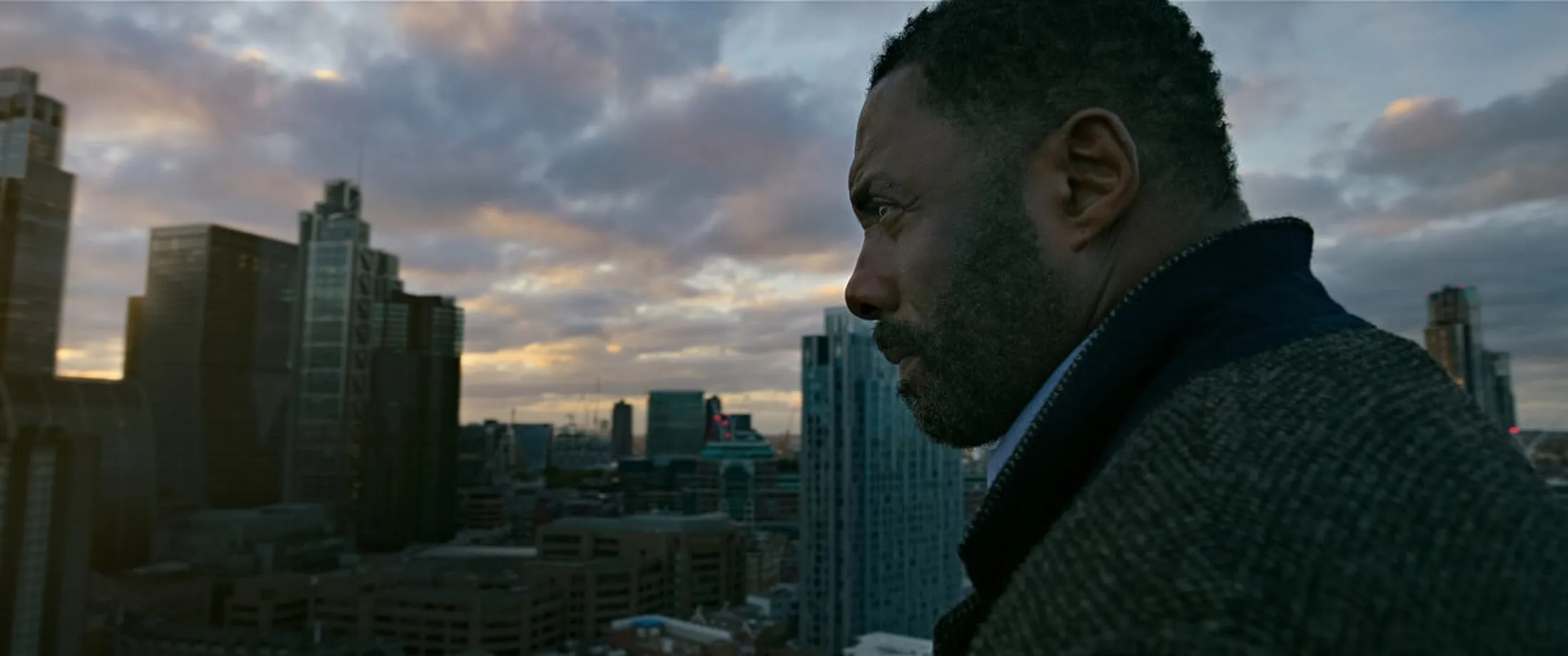 Idris Elba será o personagem principal em Luther O Cair da Noited, novo filme da Netflix, inspirado na série policial Luther, da BBC