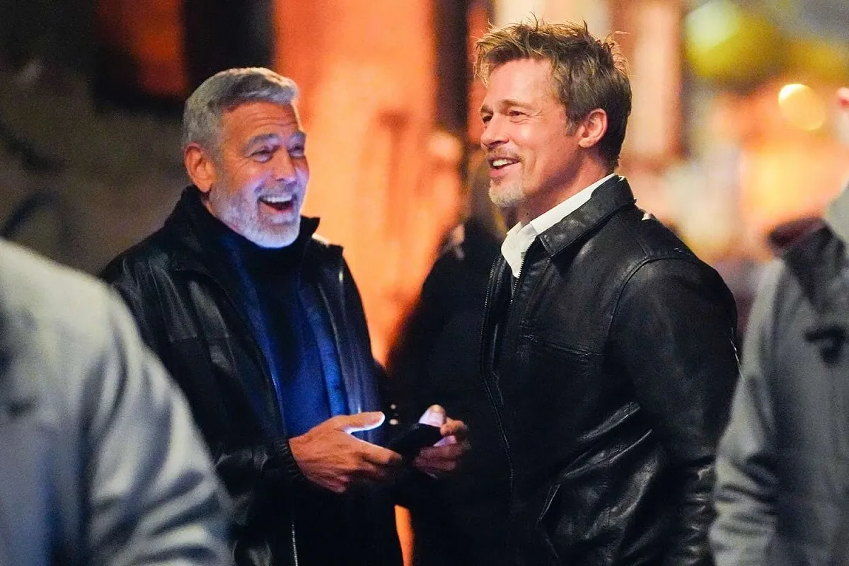 George Clooney e Brad Pitt no set de filmagens de Wolfs