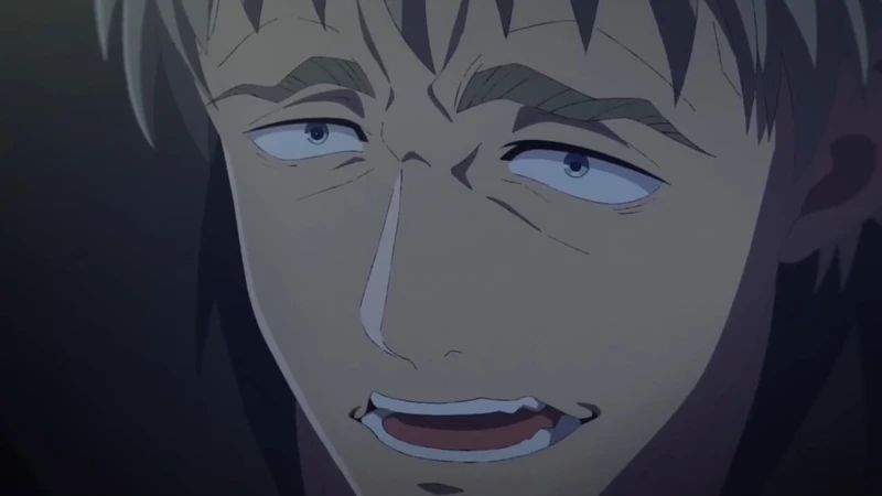 Homem loiro de olhos claros olhando para frente de forma arrogante