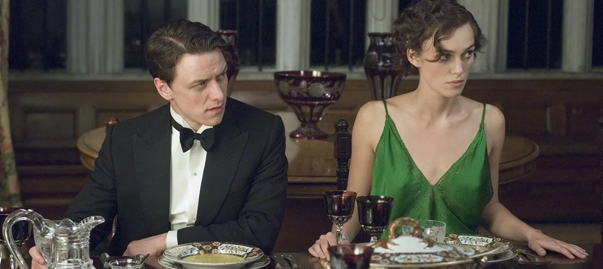 Cena em que Robbie Turner (James McAvoy) e Cecilia Tallis (Keira Knightley) estão juntos em Desejo e Reparação
