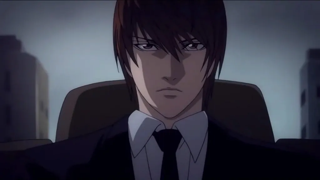 kira-sentando-em-uma-cadeira-usando-um-terno