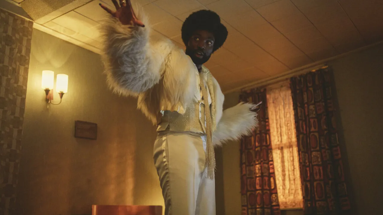Imagem da nova temporada da série black mirror, ilustrando um homem com roupas antigas dançando