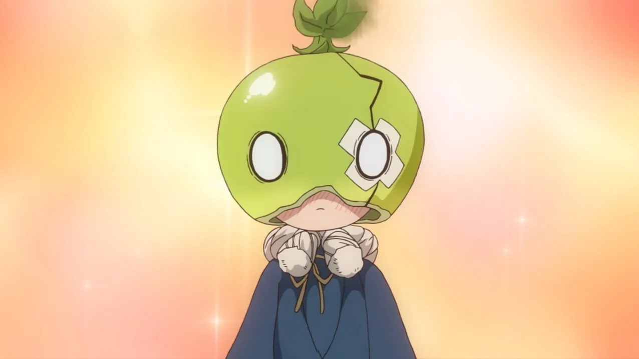 criança com capacete de melancia na cabeça olhando para frente