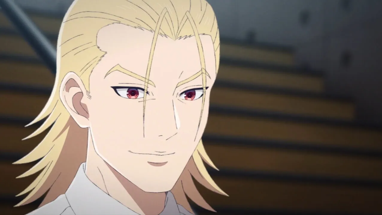 Koenji olhando para a frente sorrindo um pouco 