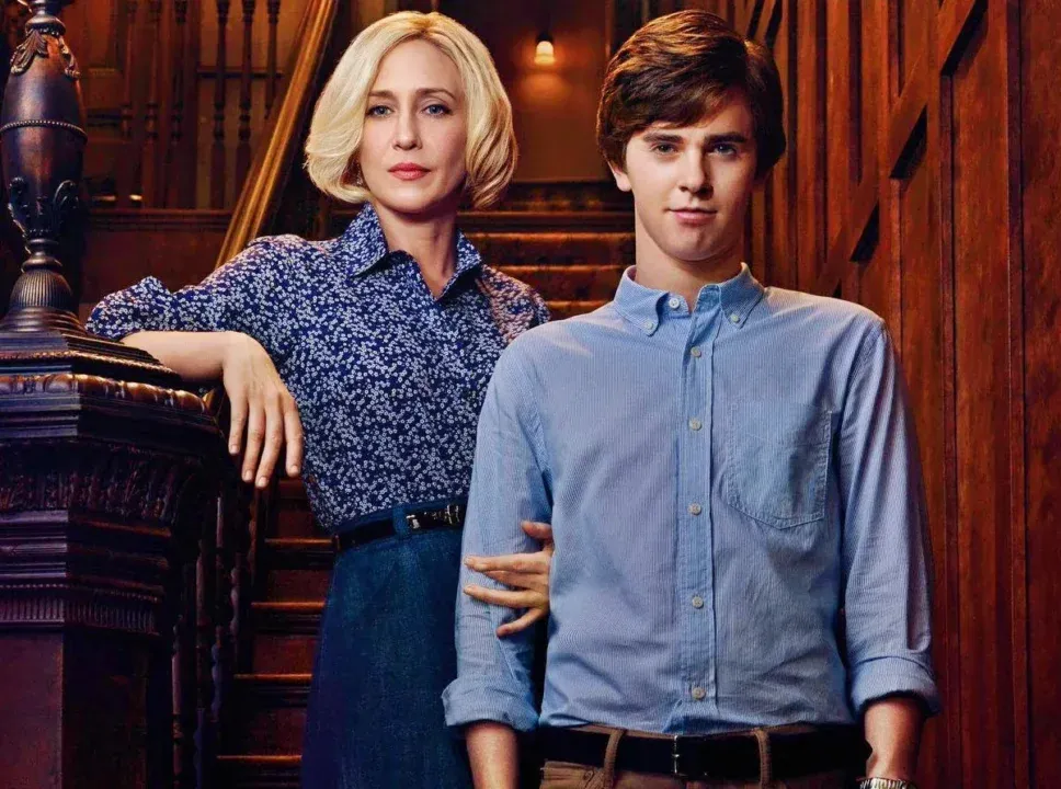 Freddie Highmore e Vera Farmiga interpretando seus personagens na série "Bates Motel"