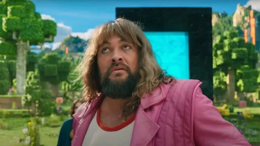 Jason Momoa como Garrett Garrison no filme Um Filme Minecraft