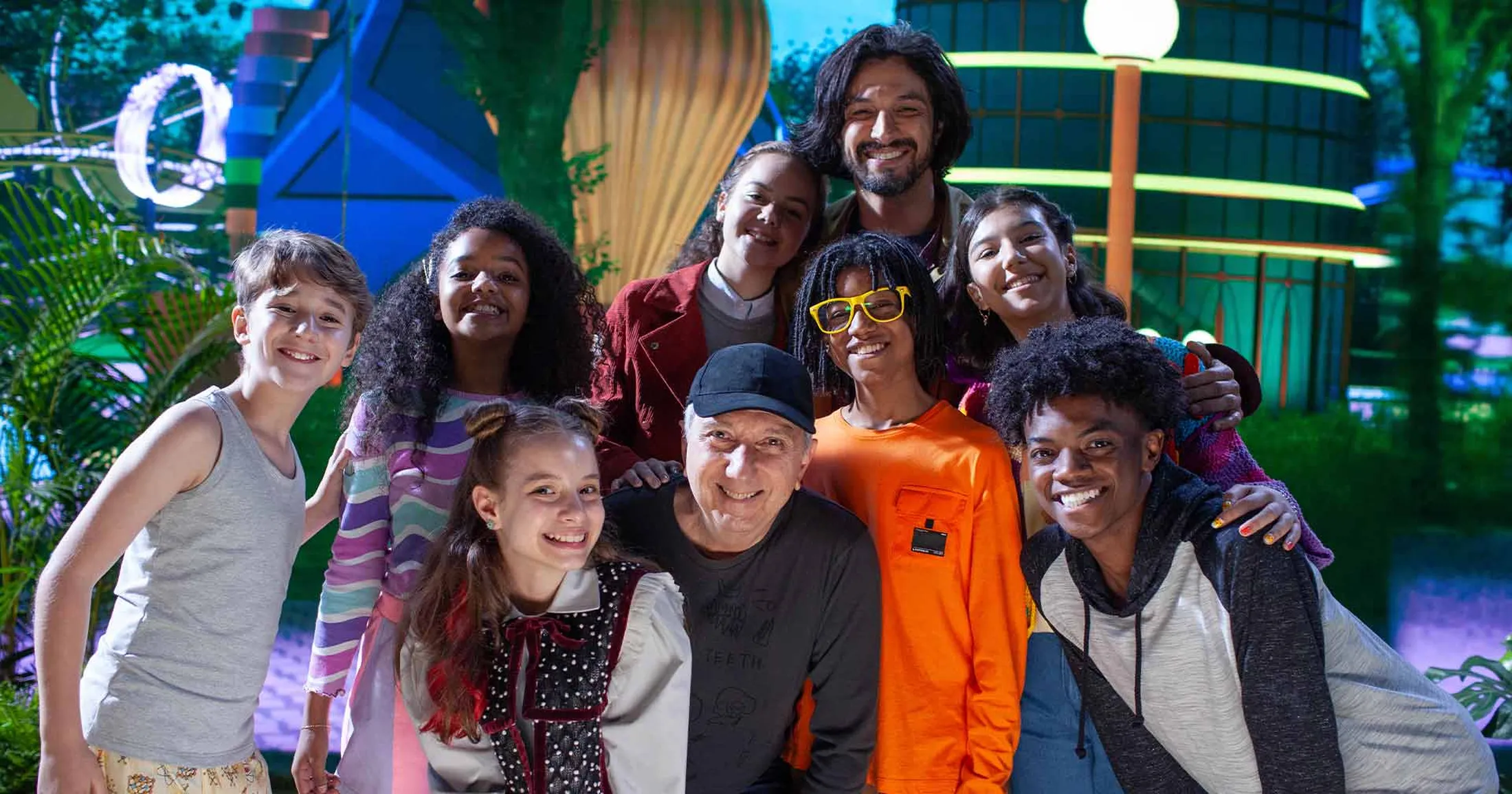 Elenco e diretor do filme Perfekta: Uma Aventura da Escola de Gênios.