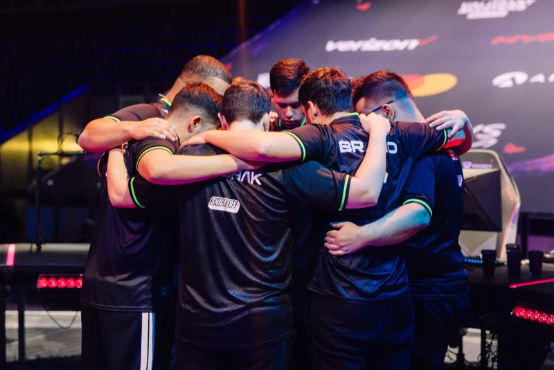 Jogadores da LOUD se abraçam em grupo.