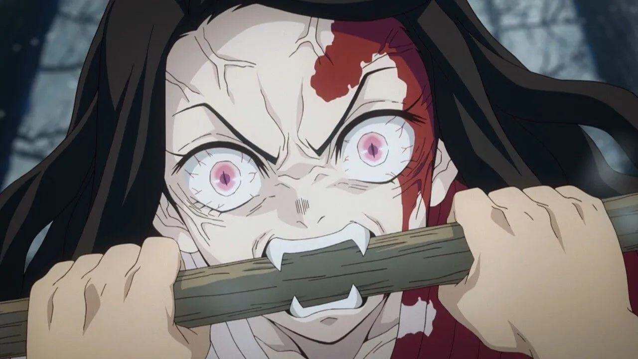 nezuko com snague na testa e fora de controle tentando atacar tanjiro e mordendo o cabo de um machado