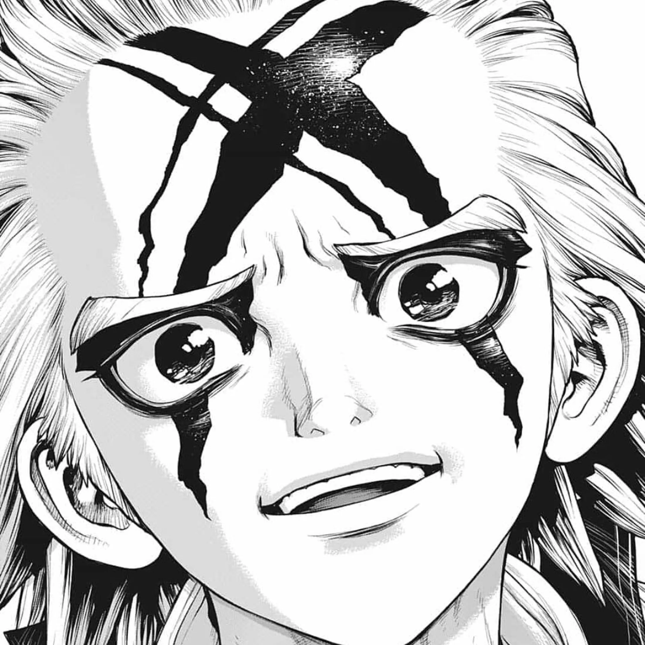 homem com um desenho de x em sua testa, que atravessa seus olhos, sorrindo e um pouco surpreso