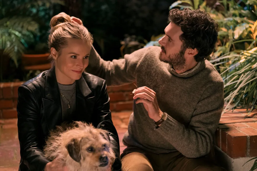 Noah e Joanne sentados com um cachorro no colo