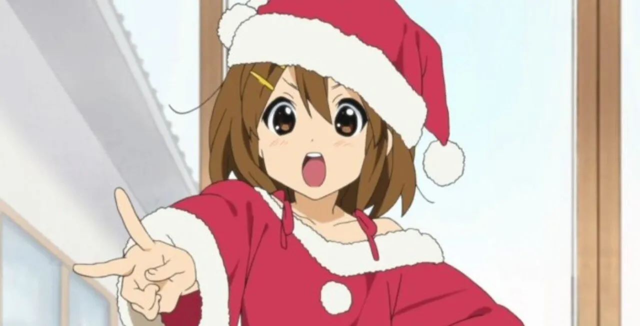 Personagem de K-On! apontando o dedo e usando roupa de Papai Noel