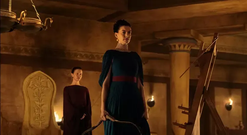 Anne Hathaway como Penélope no final de A Odisseia antes de embarcar ao exílio junto com Odisseu. Foto: Universal Pictures - Divulgação