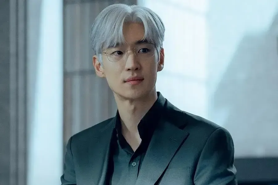 Lee Je-Hoon surge de cabelo branco em The Art of Negotiation. Foto: Divulgação