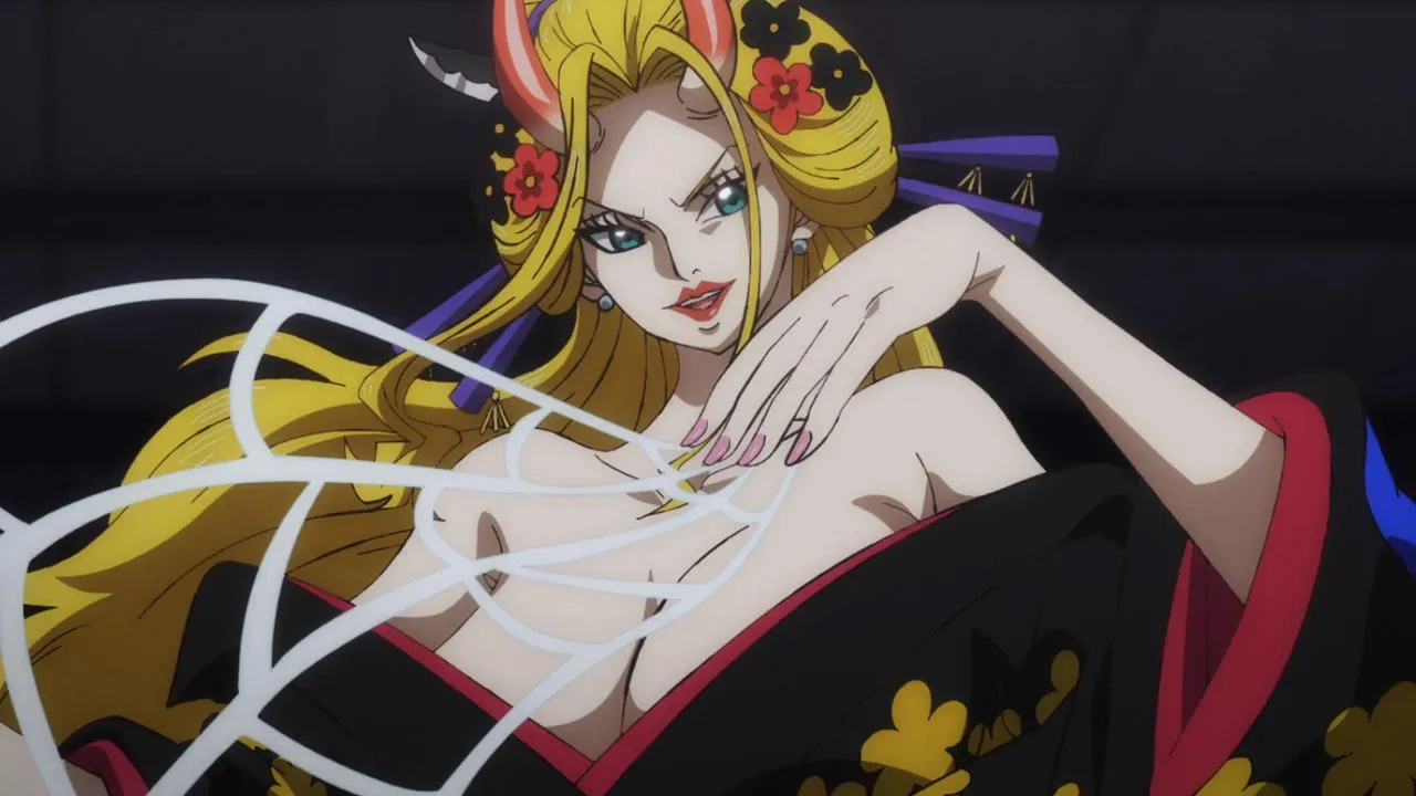 Mulher loira soltando teia pelos dedos