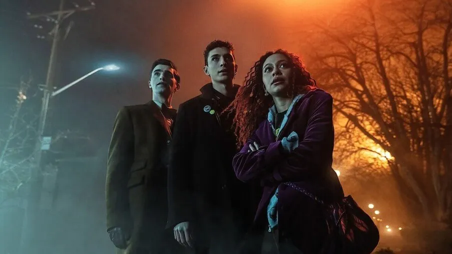 Atores Kassius Nelson,George Rexstrew e Jayden Revri em foto de dilvgação da série "Garotos Detetives Mortos"