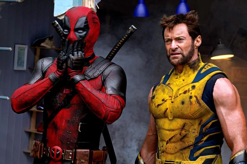 Deadpool e Wolverine espantados com algo.