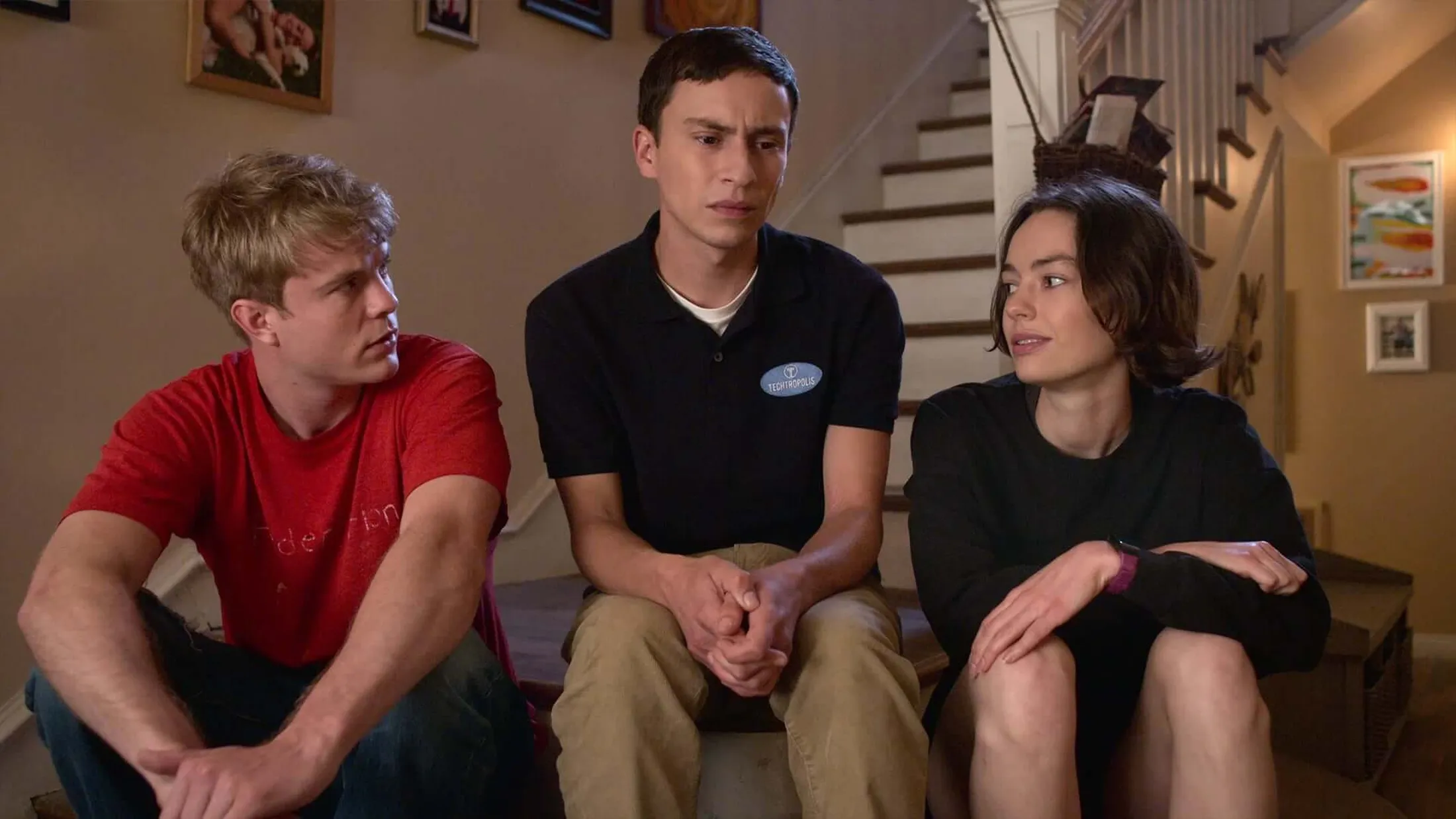 Brigette Lundy-Paine como Casey, Keir Gilchrist como Sam e Graham Rogers comoEvan Chapin em Atypical.