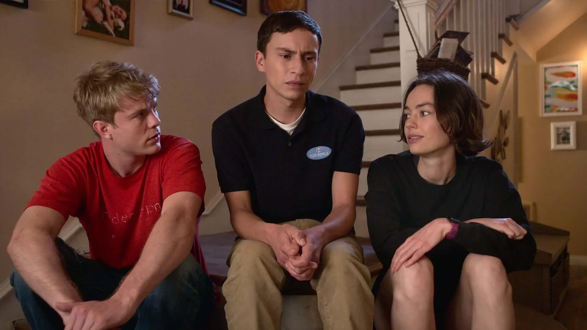 Brigette Lundy-Paine como Casey, Keir Gilchrist como Sam e Graham Rogers comoEvan Chapin em Atypical.