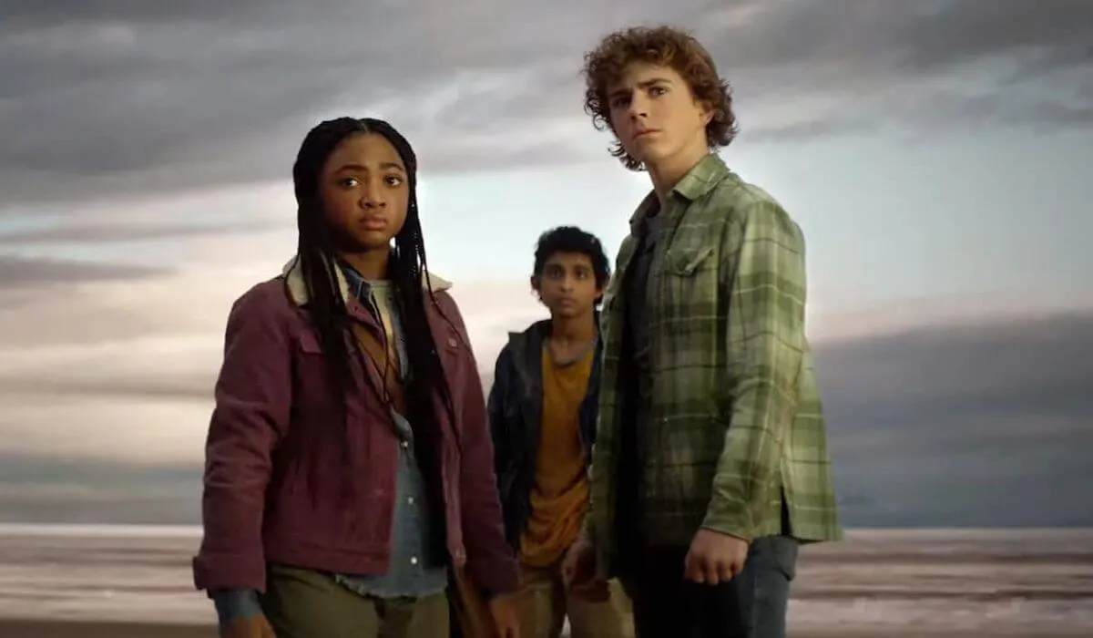 Walker Scobell como Percy Jackson, Leah Jeffries como Annabetch Chase e Aryan Simhadri como Grover Underwood. Foto: Divulgação | Disney