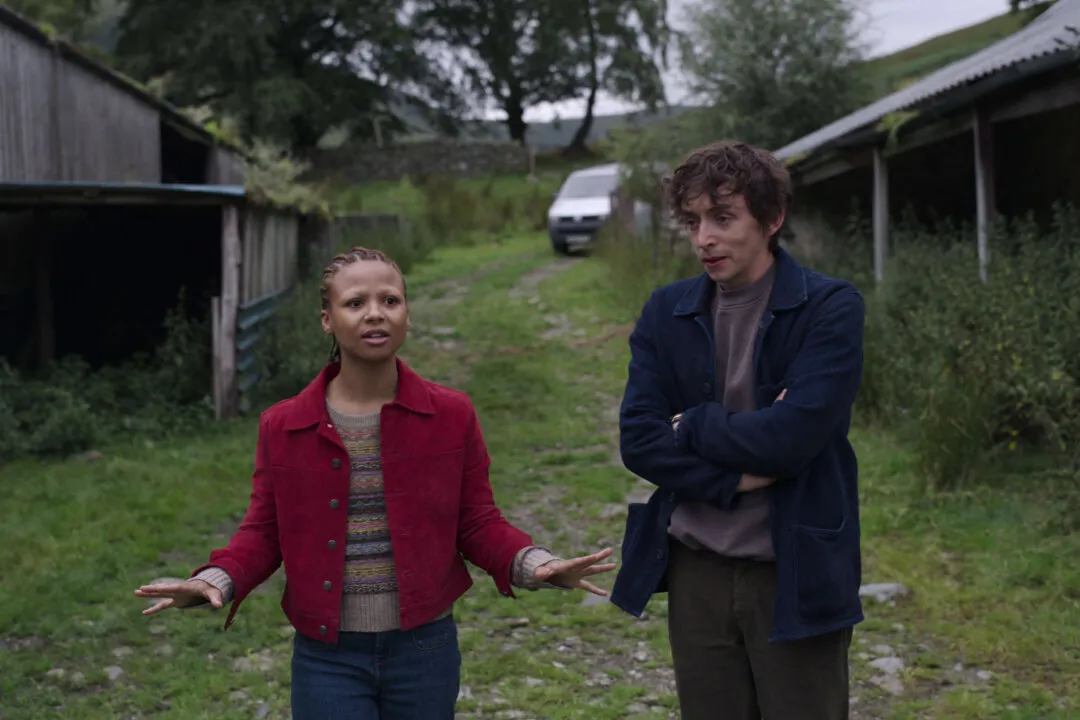 Imagem da nova temporada da série black mirror, ilustrando um garoto e uma garota conversando