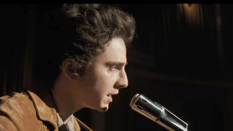 Timothée Chalamet em A Complete Unknown como Bob Dylan