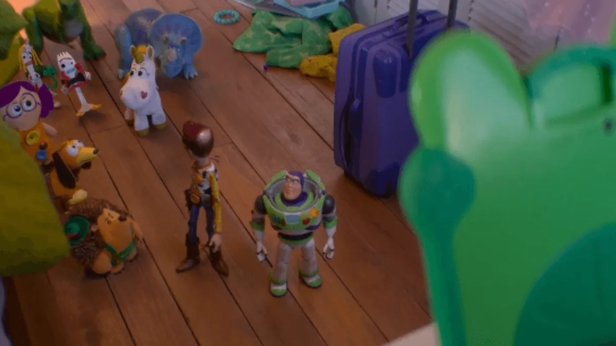 Woody calvo e brinquedos olhando para ele
