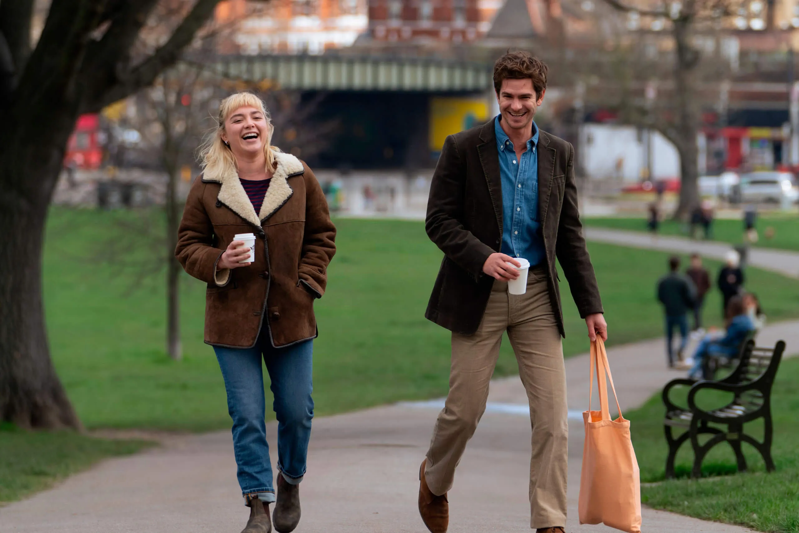 Personagens do filme Todo Tempo que Temos andando no parque com roupas casuais.