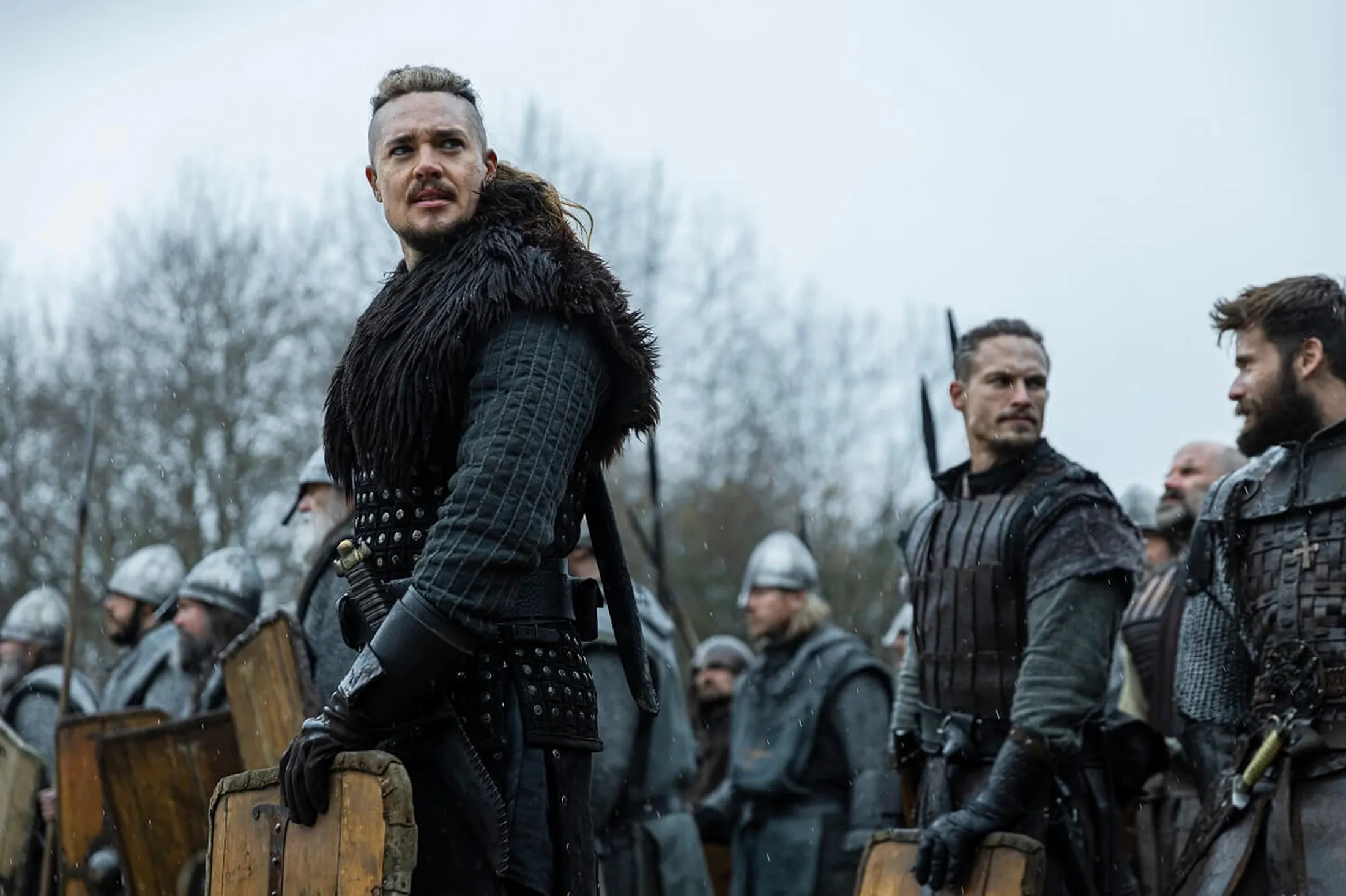 Alexander Dreymon como Uhtred, Arnas Fedaravicius como Sihtric e Mark Rowley como Finan em Seven Kings Must Die