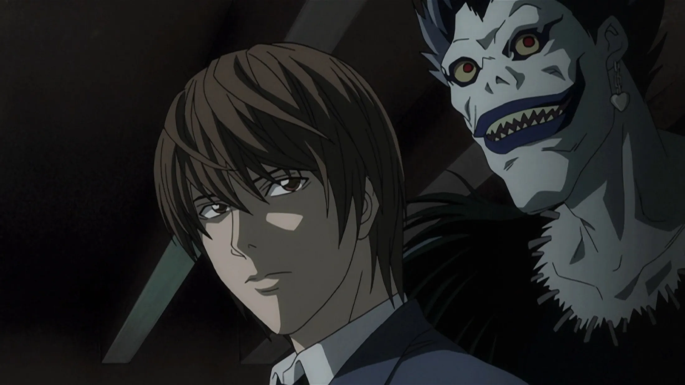 Light-usando-um-terno-e-Ryuk-juntos