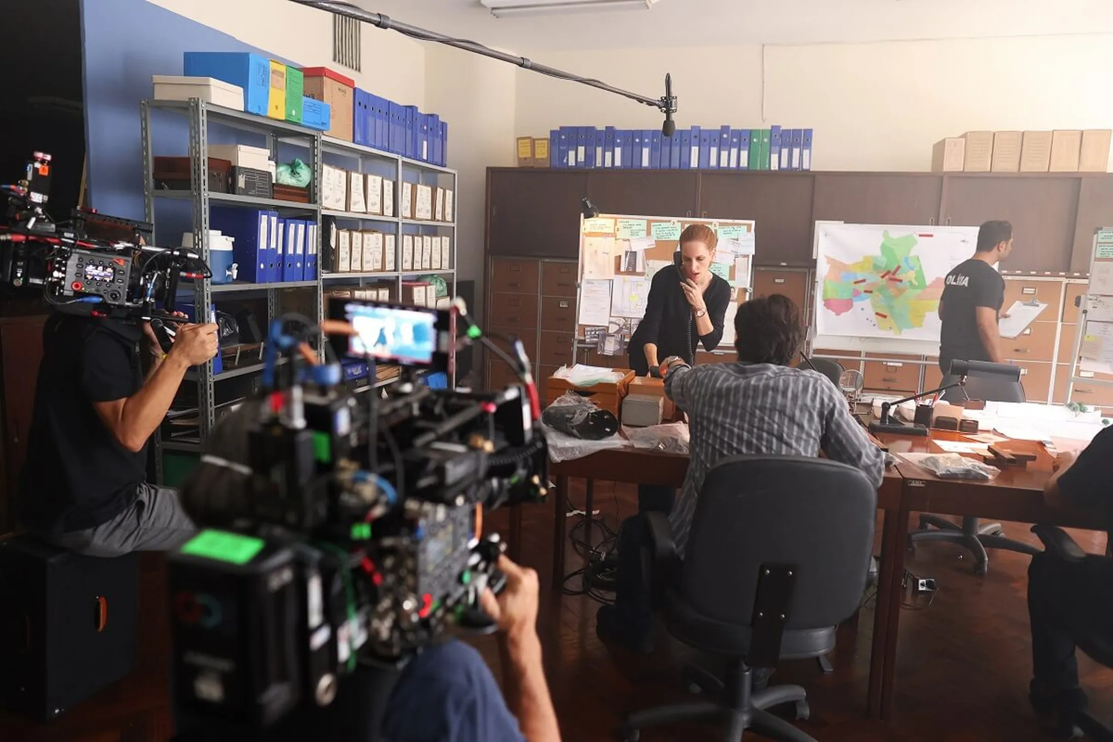 Netflix divulgou imagens e vídeo dos bastidores da série Todo dia a Mesma Noite.