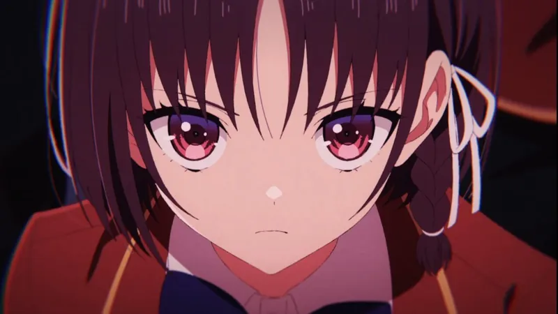 Horikita de cabelos curtos olhando para a frente com semblante de brava