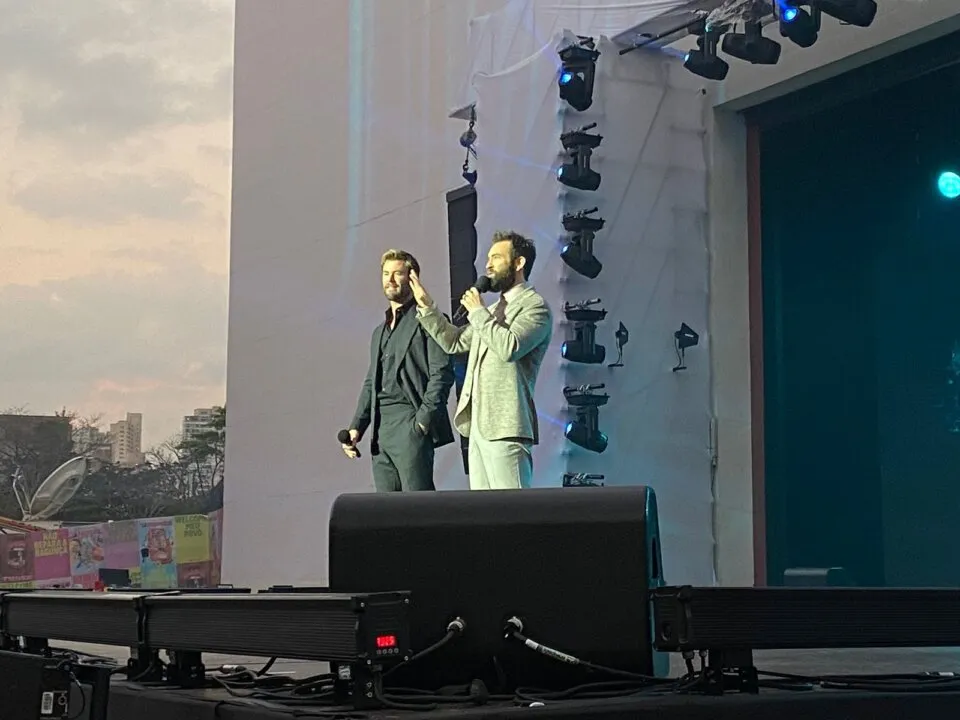 Chris Hemsworth e Sam Hargrave no palco do Tudum 2023 Foto: Karla Beatryz/GeekShip