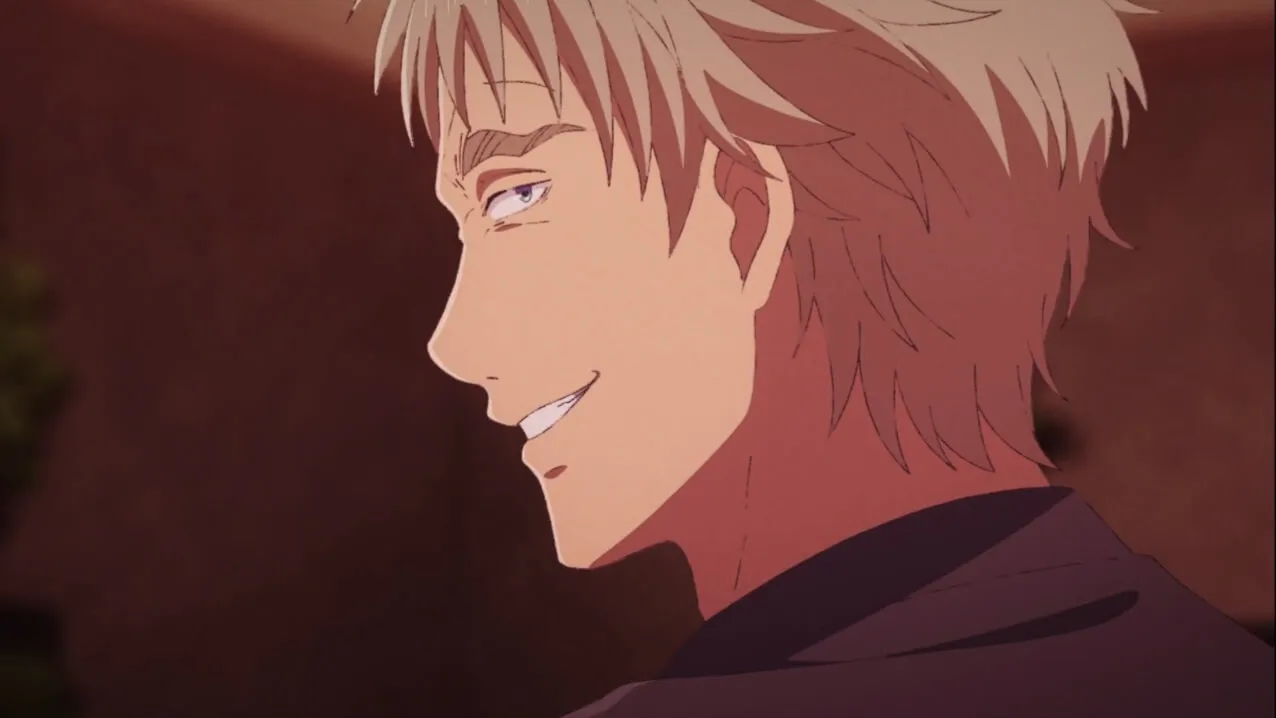 Homem loiro olhando de lado sorrindo