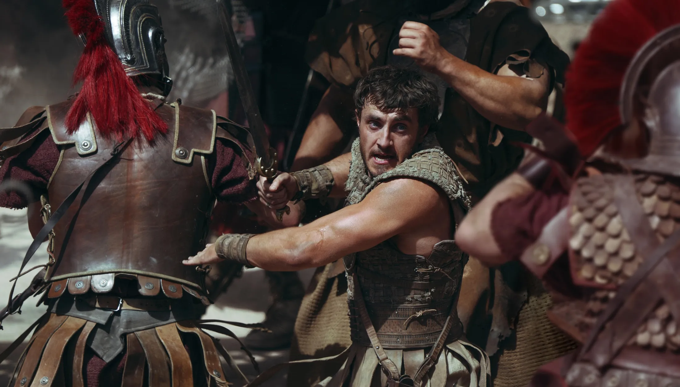 Protagonista de Gladiador 2 enfrentando uma batalha com inúmeros soldados.