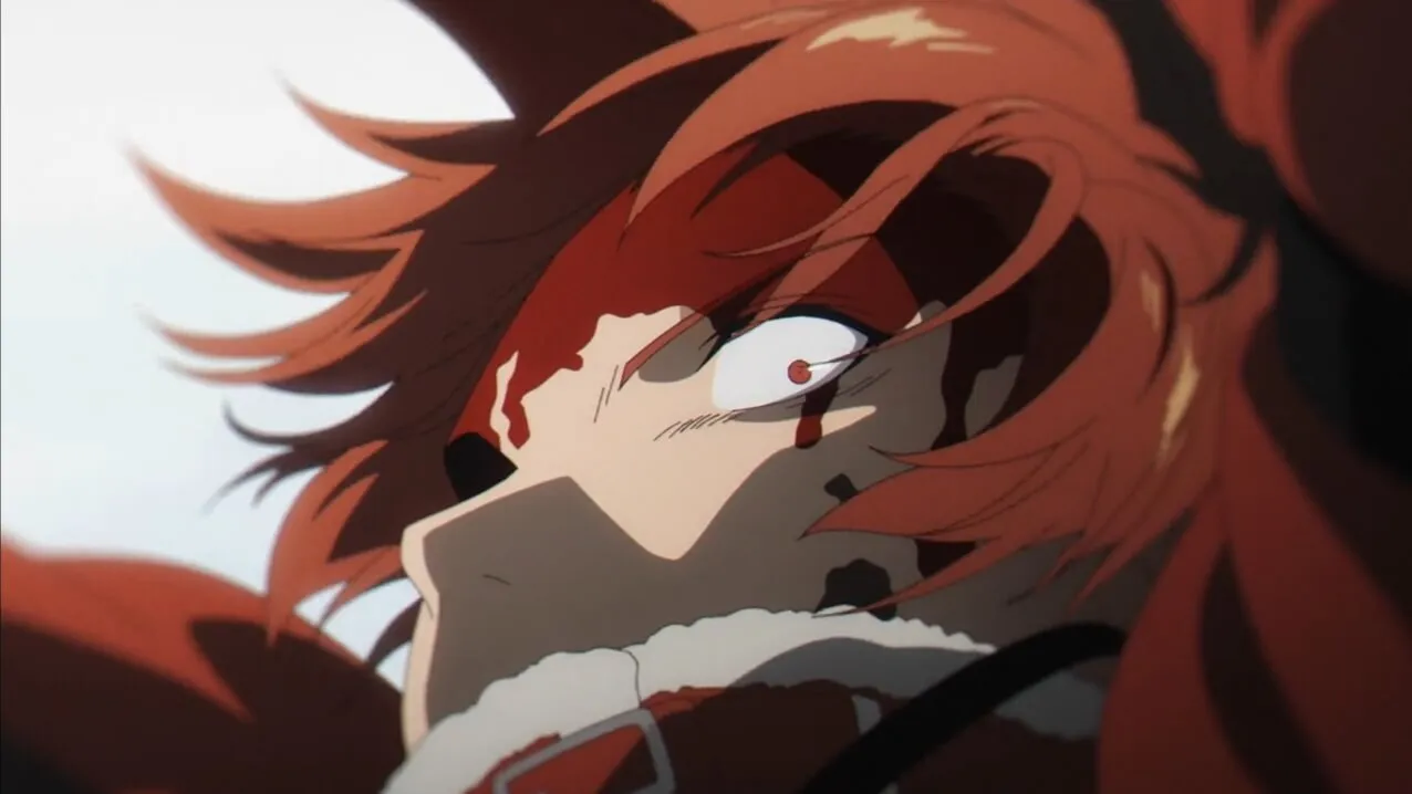 Homem de cabelos vermelhos com rosto sangrando olhando com desespero