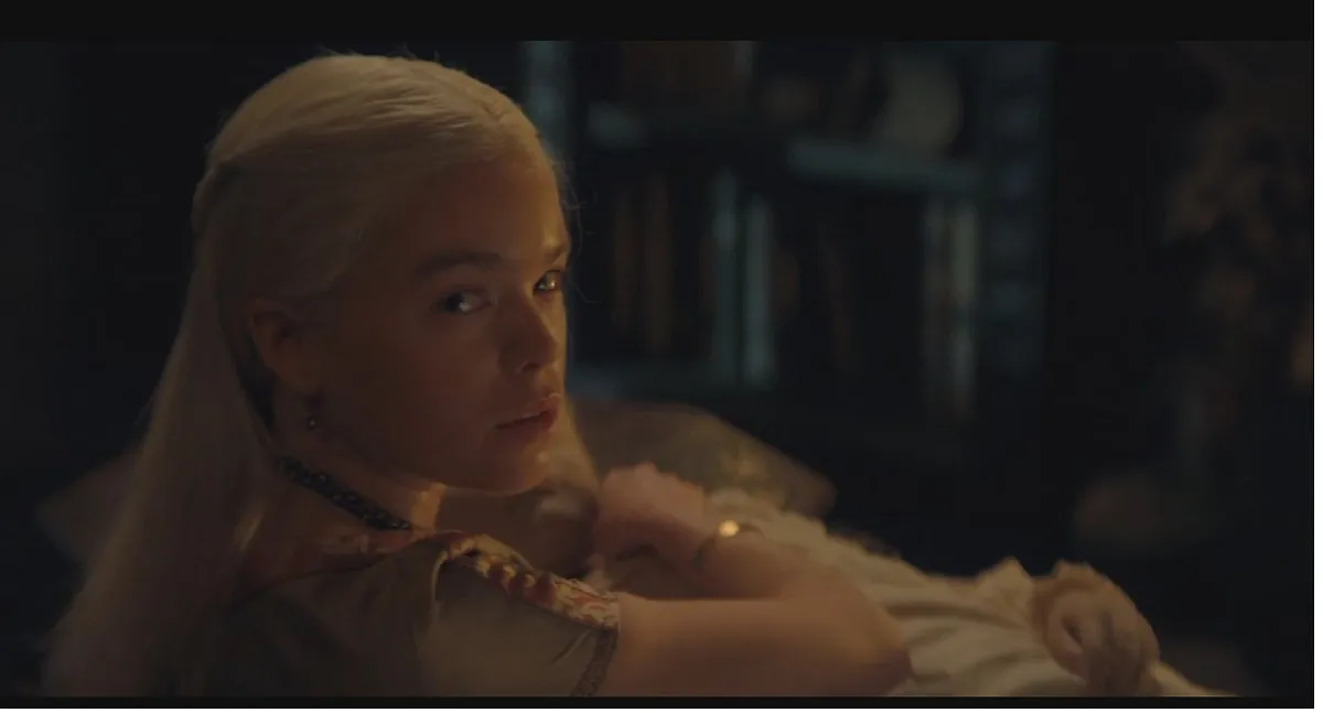 Rhaenyra Targheryan costurando a cabeça do filho de Aegon nas visões de Daemon