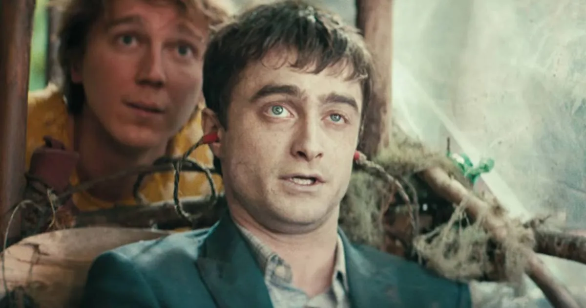 Paul Dano e Daniel Radcliffe em Um Cadáver Para Sobreviver (Imagem: Divulgação/A24)