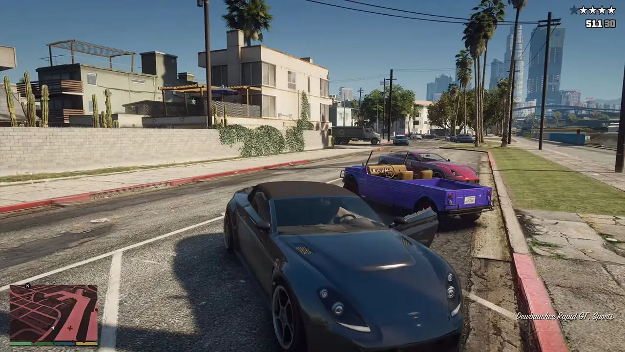 Um carro sendo perseguido por uma viatura policial em um bairro da cidade virtual de Los Santos