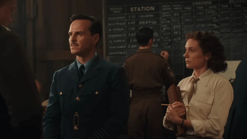 Homem e mulher lado a lado olhando para o General