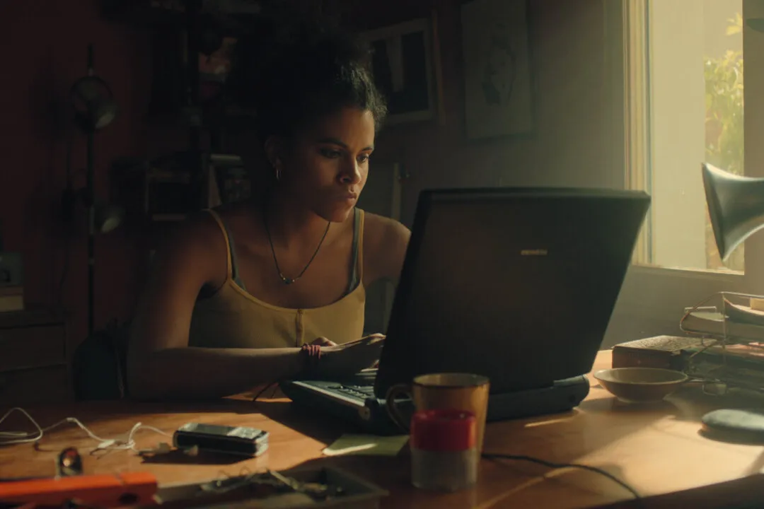 Imagem da nova temporada da série black mirror, ilustrando uma mulher mexendo no computador