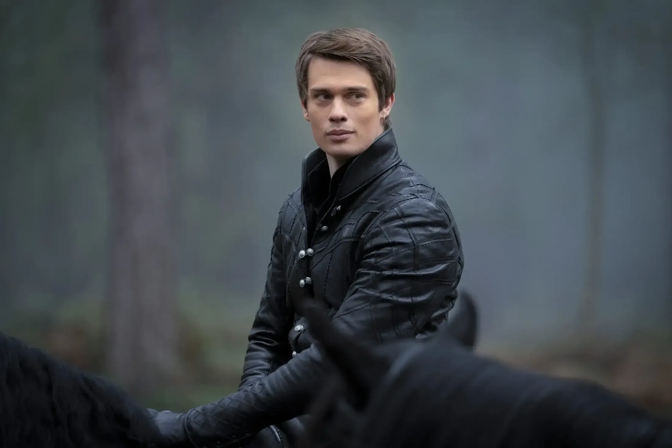 Nicholas Galitzine em Cinderela. | Imagem: Divulgação Prime Video.