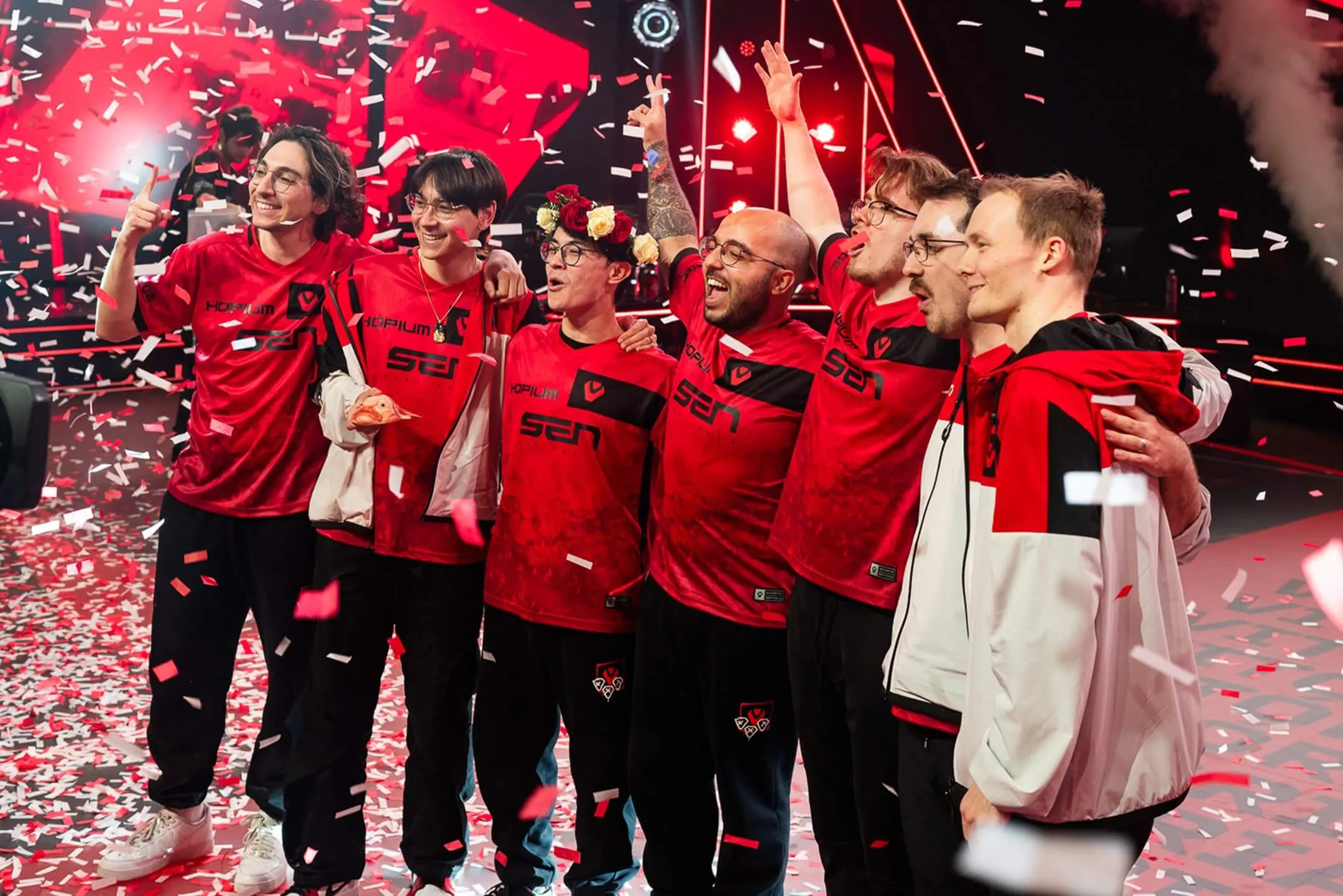 Integrantes da equipe da Sentinels comemorando o título do VCT Americas Kickoff