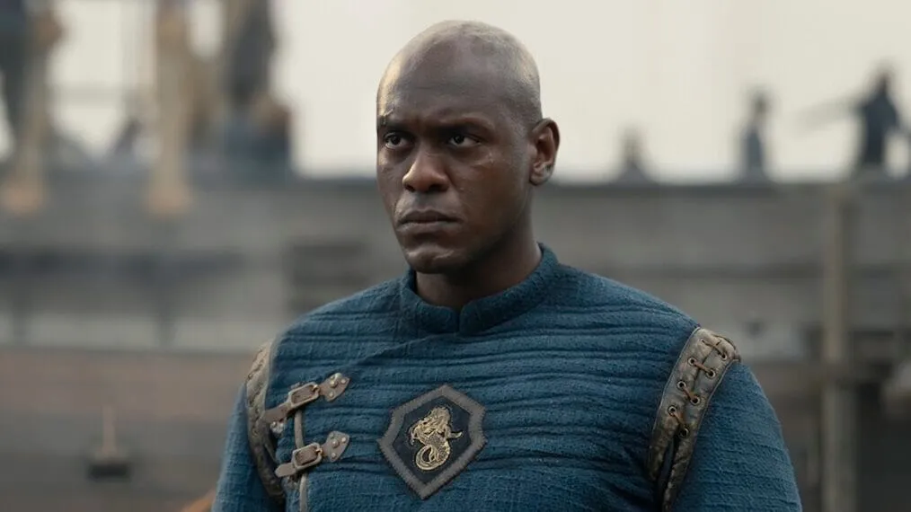 Abubakar Salim como Alyn de Hull em House of the Dragon.