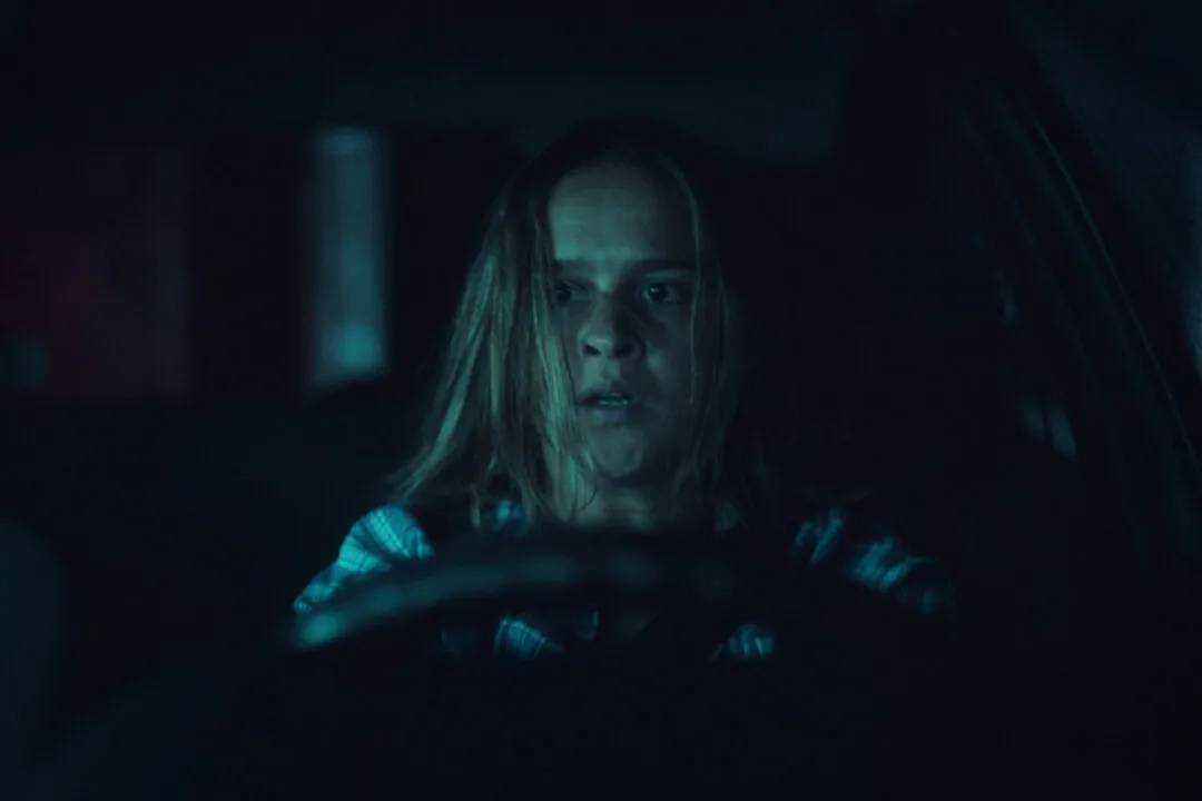 Imagem da nova temporada da série black mirror, ilustrando uma mulher dirigindo muito assustada